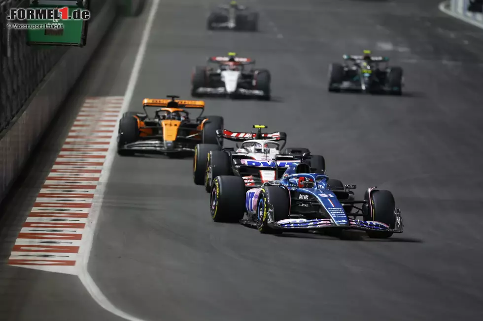 Foto zur News: Esteban Ocon (Alpine) und Nico Hülkenberg (Haas)