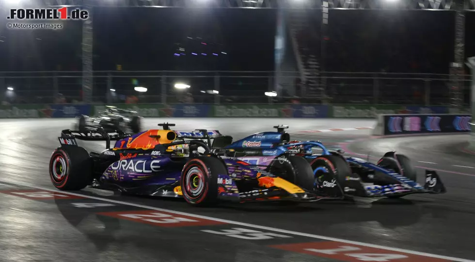 Foto zur News: Max Verstappen (Red Bull) und Esteban Ocon (Alpine)