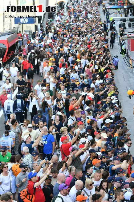 Foto zur News: Fans beim Pitwalk in Abu Dhabi