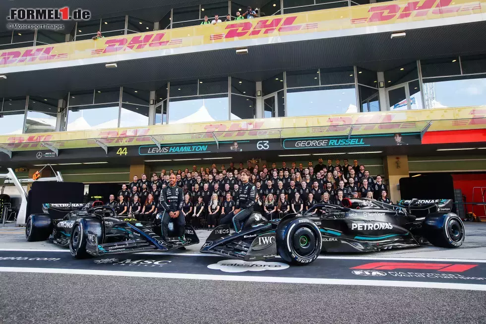 Foto zur News: Gruppenbild des Mercedes-Teams