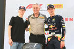 Foto zur News: Kalle Rovanperä und Max Verstappen (Red Bull) mit Pirelli-Sportchef Mario Isola