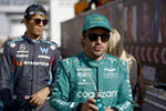 Foto zur News: Alexander Albon (Williams) und Fernando Alonso (Aston Martin)