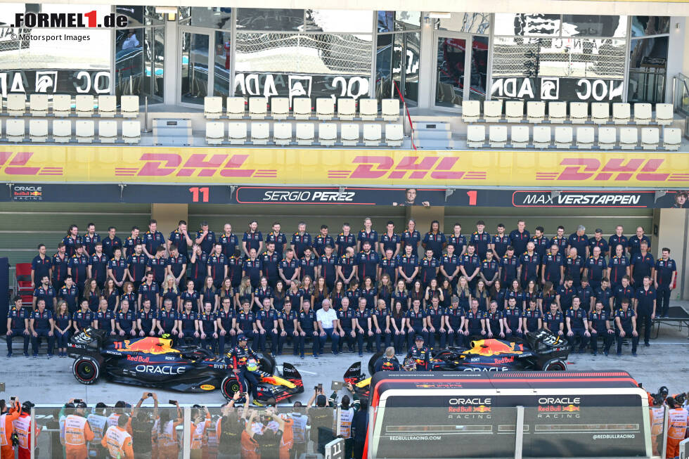 Foto zur News: Max Verstappen (Red Bull), Sergio Perez (Red Bull), Christian Horner und Helmut Marko auf dem Gruppenfoto