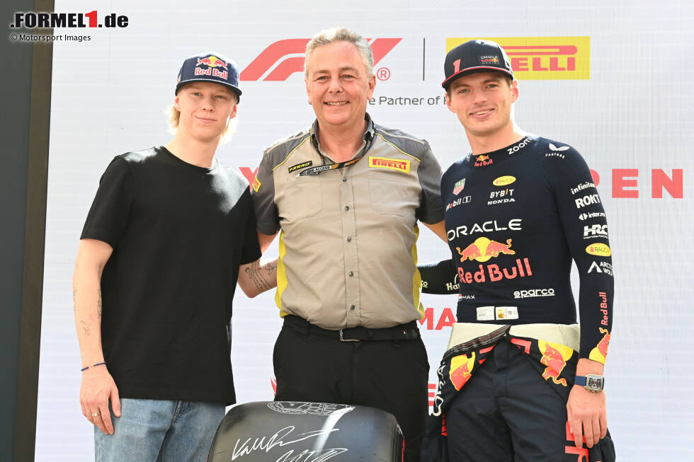 Foto zur News: Kalle Rovanperä und Max Verstappen (Red Bull) mit Pirelli-Sportchef Mario Isola