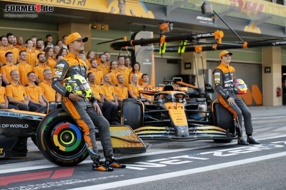 Foto zur News: Lando Norris und Oscar Piastri auf dem McLaren-Gruppenfoto