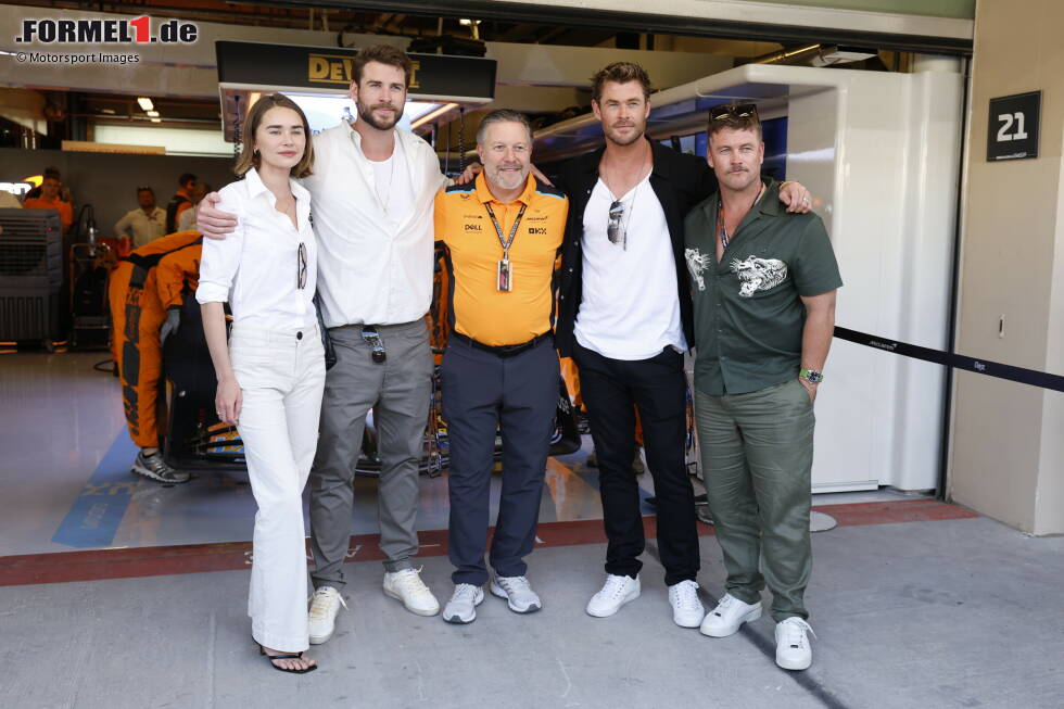 Foto zur News: Zak Brown (McLaren) mit Chris Hemsworth und Liam Hemsworth