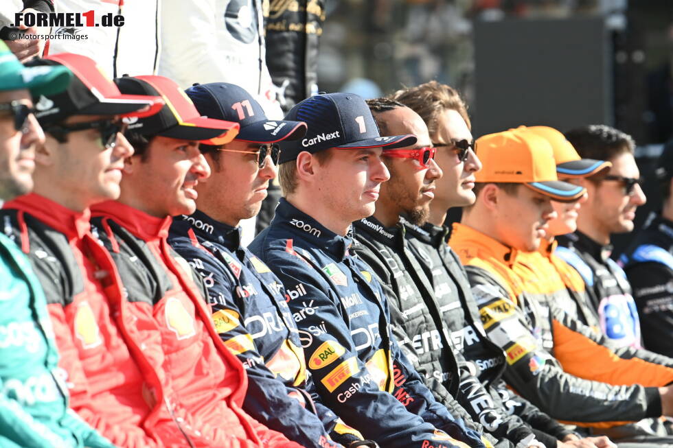 Foto zur News: Sergio Perez (Red Bull), Max Verstappen (Red Bull), Lewis Hamilton (Mercedes) und George Russell (Mercedes)