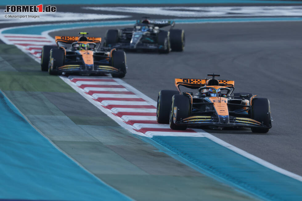 Foto zur News: Oscar Piastri (McLaren), Lando Norris (McLaren) und George Russell (Mercedes)