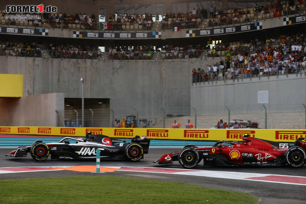 Foto zur News: Nico Hülkenberg (Haas) und Carlos Sainz (Ferrari)