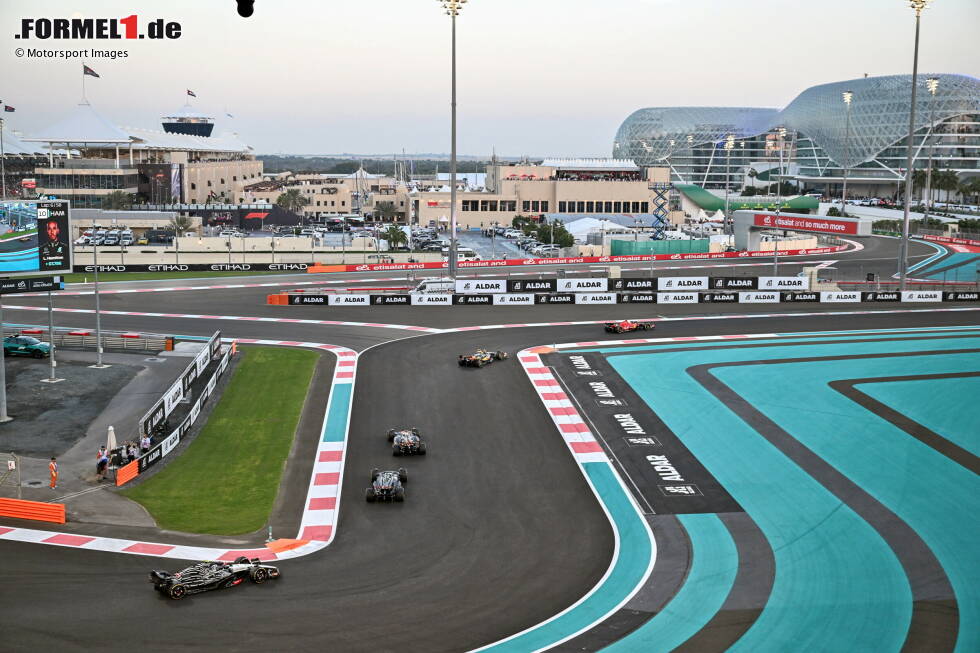 Foto zur News: Charles Leclerc (Ferrari), Oscar Piastri (McLaren), Lando Norris (McLaren), George Russell (Mercedes) und Yuki Tsunoda (AlphaTauri)