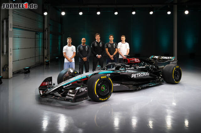 Foto de grupo de Mercedes con W15, el director del equipo Toto Wolff, Lewis Hamilton, George Russell y los pilotos de reserva Mick Schumacher y Frederik Veste