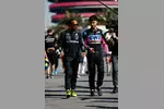 Foto zur News: Lewis Hamilton (Mercedes) und Pierre Gasly (Alpine)