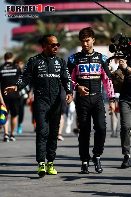 Foto zur News: Lewis Hamilton (Mercedes) und Pierre Gasly (Alpine)