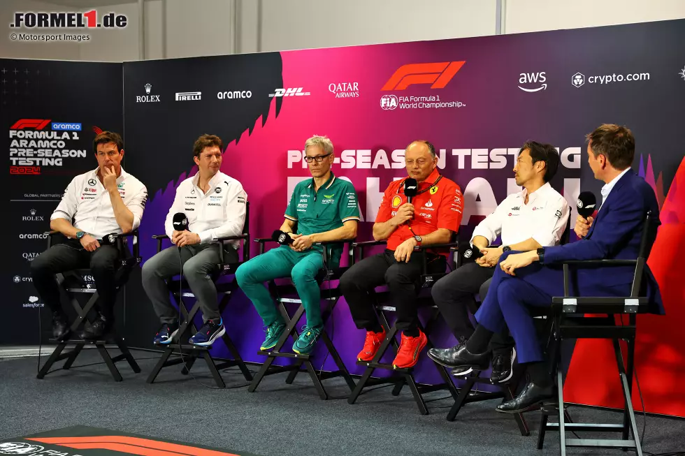 Foto zur News: Toto Wolff (Mercedes), James Vowles (Williams), Mike Krack (Aston Martin), Frederic Vasseur (Ferrari) und Ayao Komatsu (Haas) in der Pressekonferenz