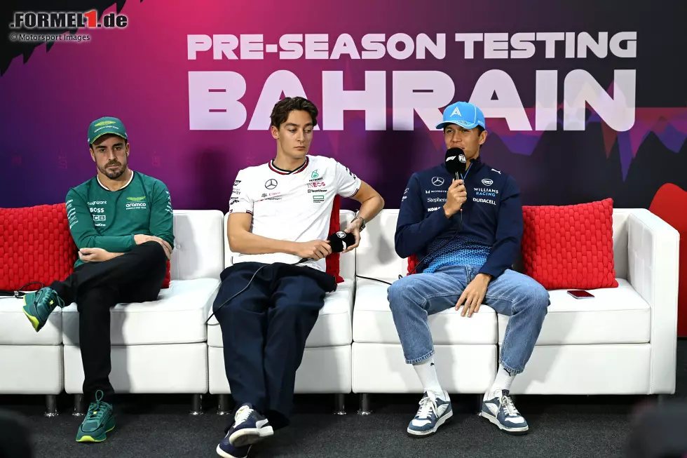 Foto zur News: Alexander Albon (Williams), Fernando Alonso (Aston Martin) und George Russell (Mercedes)