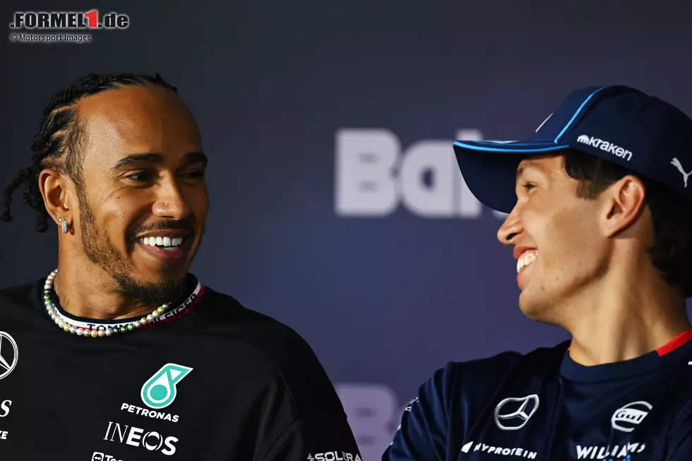 Foto zur News: Alexander Albon (Williams) und Lewis Hamilton (Mercedes)