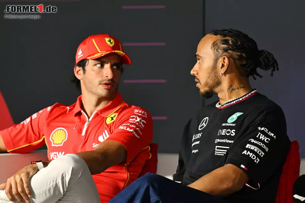 Foto zur News: Carlos Sainz (Ferrari) und Lewis Hamilton (Mercedes)