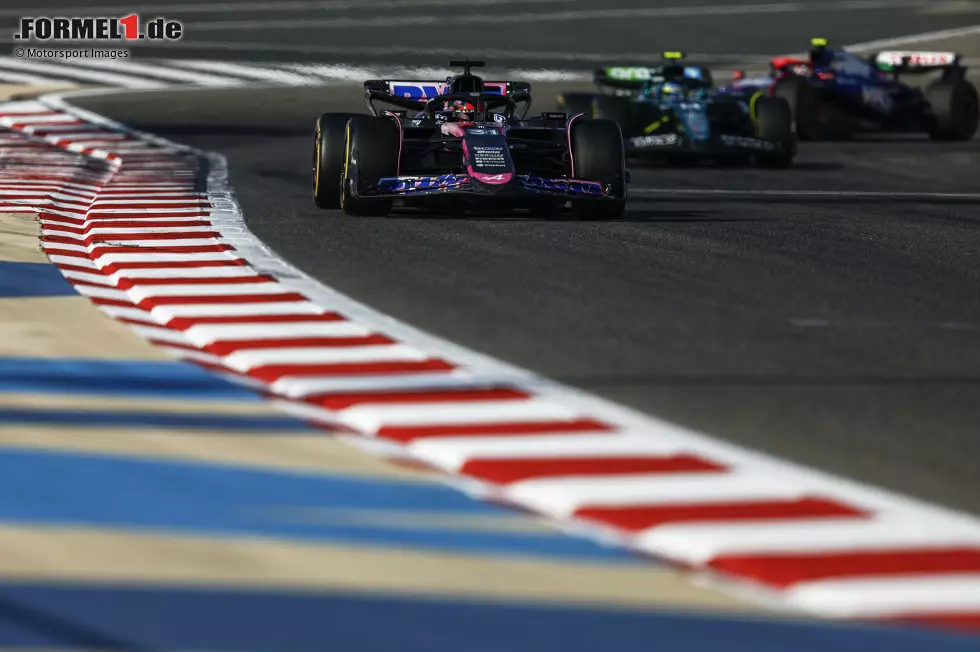 Foto zur News: Esteban Ocon (Alpine) und Fernando Alonso (Aston Martin)