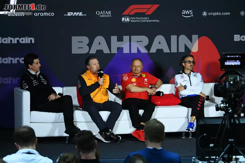 Foto zur News: Teamchef-Pressekonferenz in Bahrain mit Toto Wolff (Mercedes), Zak Brown (McLaren), Frederic Vasseur (Ferrari) und Laurent Mekies (Racing Bulls)