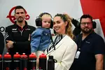 Foto zur News: Egle Ruskyte mit Tochter Noemi in der Box von Nico Hülkenberg (Haas)