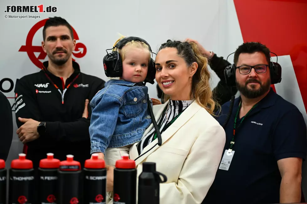 Foto zur News: Egle Ruskyte mit Tochter Noemi in der Box von Nico Hülkenberg (Haas)