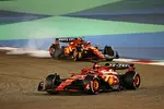 Foto zur News: Charles Leclerc (Ferrari) und Carlos Sainz (Ferrari)