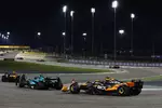 Foto zur News: Lando Norris (McLaren), Fernando Alonso (Aston Martin) und Oscar Piastri (McLaren)