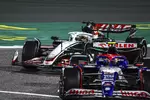 Foto zur News: Yuki Tsunoda (Racing Bulls) und Kevin Magnussen (Haas)