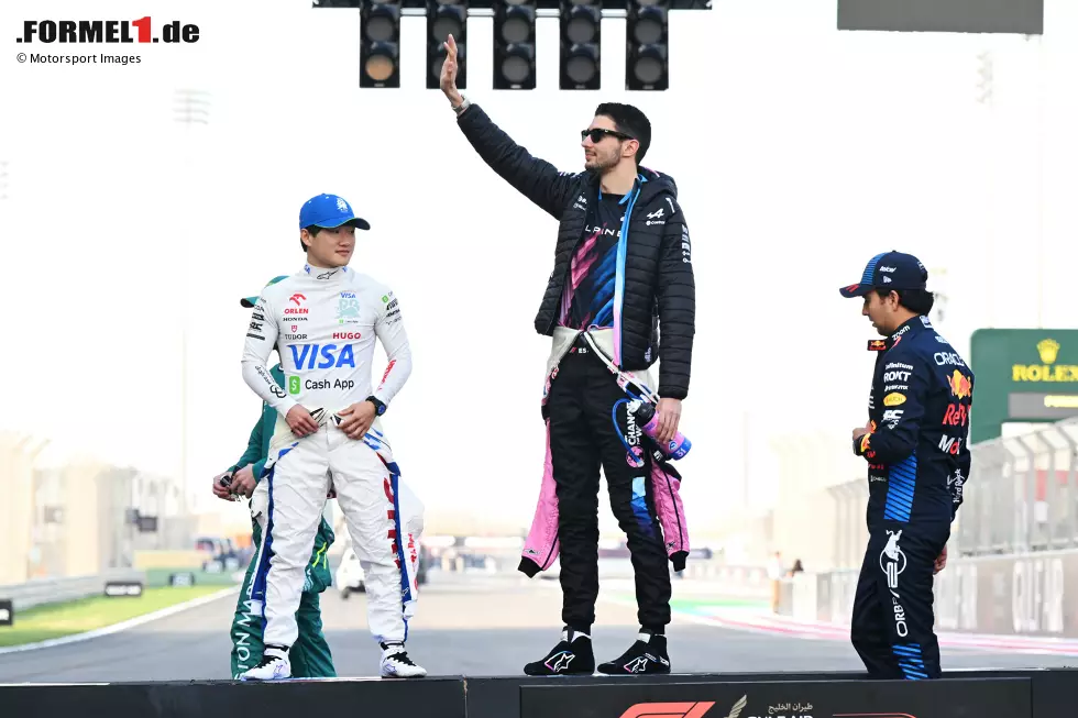 Foto zur News: Yuki Tsunoda (Racing Bulls), Esteban Ocon (Alpine) und Sergio Perez (Red Bull)