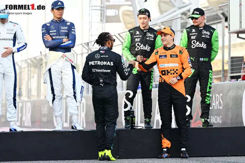 Foto zur News: Guanyu Zhou (Sauber), Logan Sargeant (Williams), Lewis Hamilton (Mercedes), Oscar Piastri (McLaren) und Valtteri Bottas (Sauber)