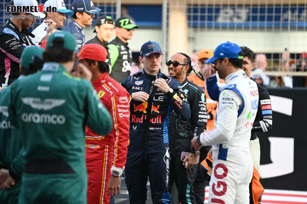 Foto zur News: Max Verstappen (Red Bull), Lewis Hamilton (Mercedes) und Daniel Ricciardo (Racing Bulls)