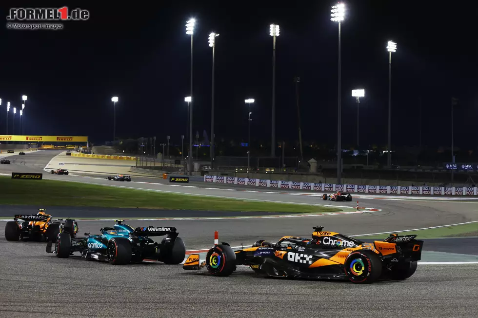 Foto zur News: Lando Norris (McLaren), Fernando Alonso (Aston Martin) und Oscar Piastri (McLaren)