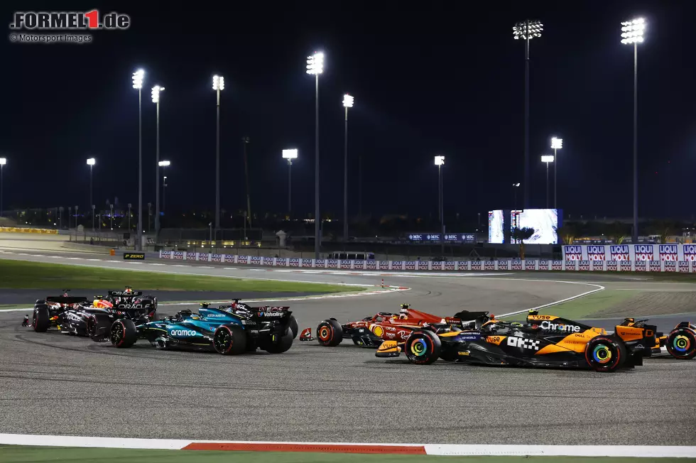 Foto zur News: Max Verstappen (Red Bull), Charles Leclerc (Ferrari), Sergio Perez (Red Bull), George Russell (Mercedes) und Fernando Alonso (Aston Martin)