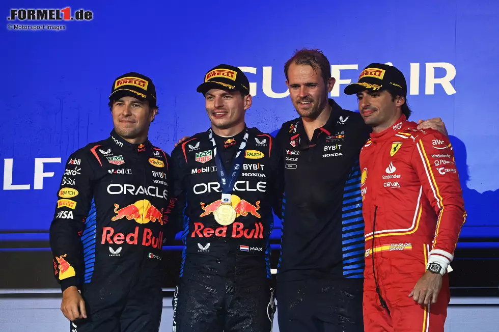 Foto zur News: Sergio Perez (Red Bull), Max Verstappen (Red Bull) und Carlos Sainz (Ferrari)