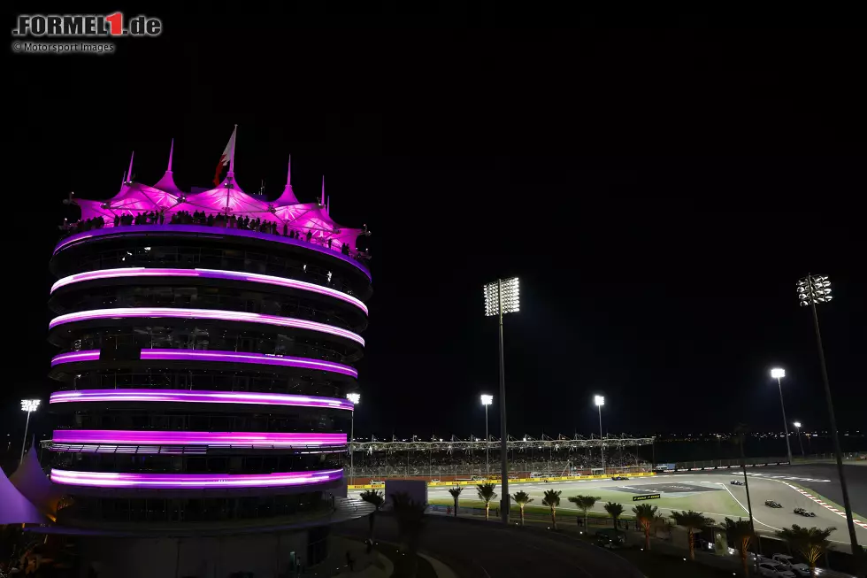 Foto zur News: Lewis Hamilton (Mercedes), Fernando Alonso (Aston Martin) und Yuki Tsunoda (Racing Bulls)