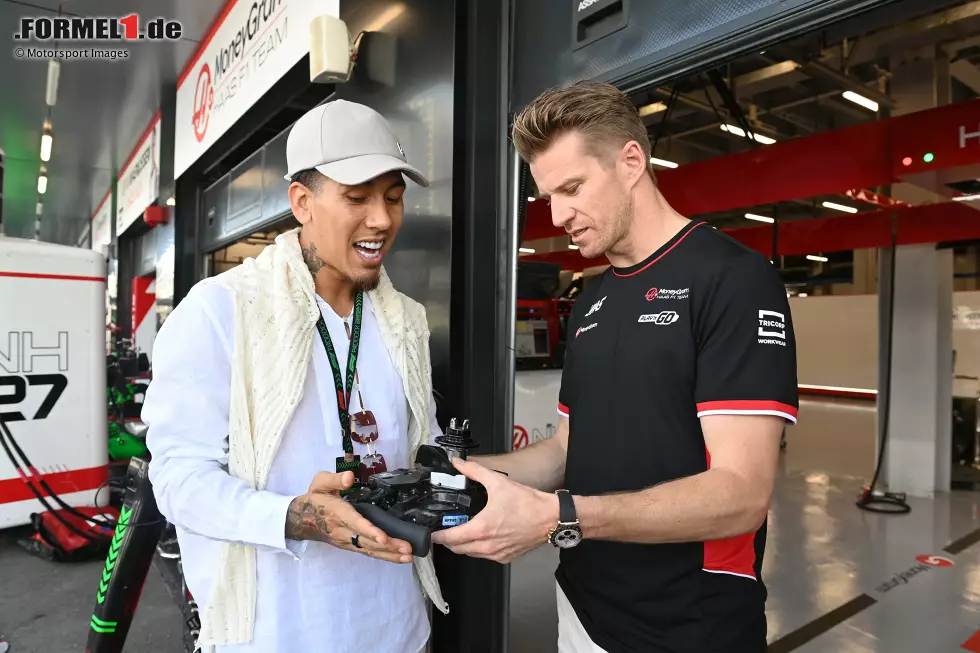 Foto zur News: Nico Hülkenberg (Haas) mit Fußballer Roberto Firmino