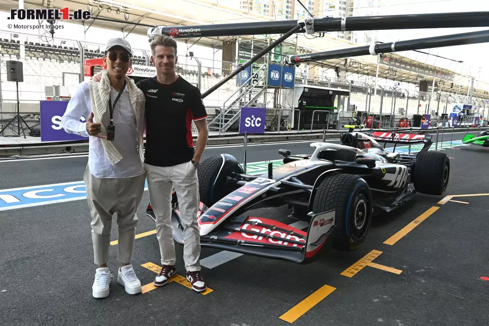 Foto zur News: Nico Hülkenberg (Haas) mit Fußballer Roberto Firmino