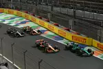 Foto zur News: Fernando Alonso (Aston Martin), Oscar Piastri (McLaren), Lando Norris (McLaren) und George Russell (Mercedes)