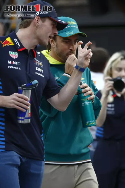 Foto zur News: Max Verstappen (Red Bull) und Fernando Alonso (Aston Martin)