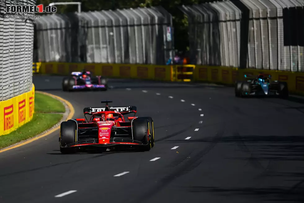 Foto zur News: Charles Leclerc (Ferrari), George Russell (Mercedes) und Esteban Ocon (Alpine)