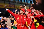 Foto zur News: Carlos Sainz (Ferrari) und Charles Leclerc (Ferrari)