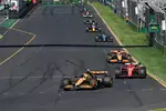 Foto zur News: Lando Norris (McLaren), Charles Leclerc (Ferrari) und Oscar Piastri (McLaren)