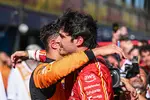 Foto zur News: Lando Norris (McLaren) und Carlos Sainz (Ferrari)