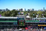 Foto zur News: Charles Leclerc (Ferrari), Carlos Sainz (Ferrari) und Lando Norris (McLaren)