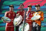 Foto zur News: Charles Leclerc (Ferrari), Carlos Sainz (Ferrari) und Lando Norris (McLaren)