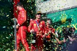 Foto zur News: Charles Leclerc (Ferrari) und Carlos Sainz (Ferrari)