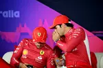 Foto zur News: Charles Leclerc (Ferrari) und Carlos Sainz (Ferrari)