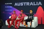 Foto zur News: Charles Leclerc (Ferrari), Carlos Sainz (Ferrari) und Lando Norris (McLaren)