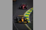 Foto zur News: Lando Norris (McLaren) und Charles Leclerc (Ferrari)