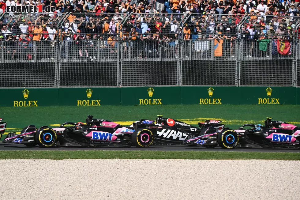 Foto zur News: Esteban Ocon (Alpine), Nico Hülkenberg (Haas) und Pierre Gasly (Alpine)